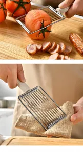 Nahaufnahme des Edelstahltomatenschneiders im Einsatz auf dem Holzschneidebrett mit Essen.