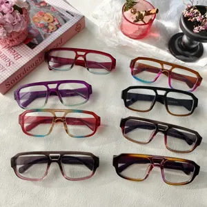 Modische Doppelsteg-Flachbrille mit Farbverlauf-Fassungen für Damen und Herren im Alltag.