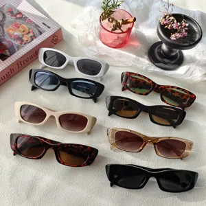 Lunettes de soleil œil-de-chat étroites tendance pour femmes, design rétro idéal pour l'extérieur.