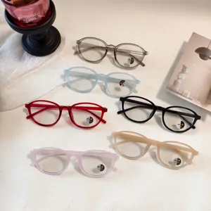 Stilvolle ovale Brille mit photochromen Gläsern in verschiedenen Farben für den Alltag.