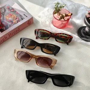Gedetailleerd overzicht van retro smalle rechthoekige zonnebrillen in zwart en luipaard.