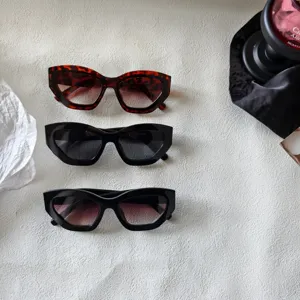 Gafas de sol cuadradas de montura gruesa para hombre y mujer, estilo urbano y moderno.