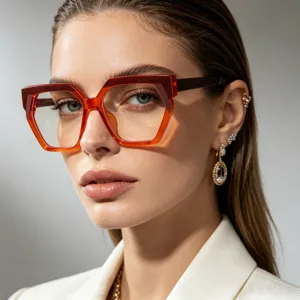 Vista dettagliata di occhiali quadrati irregolari color-block alla moda anti luce blu.