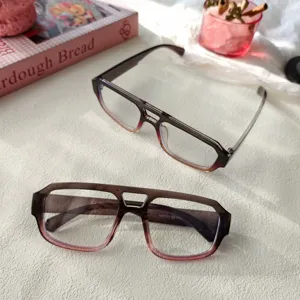 Primer plano de gafas ópticas de doble puente de moda con montura degradada para el uso diario.