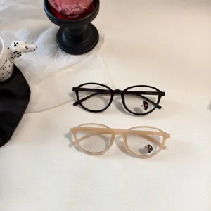 Vintage ovale kleine Fotochrom-Sonnenbrille, stilvoller Sonnenschutz für den täglichen Gebrauch.