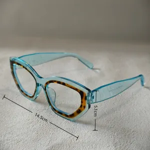 Detalle de gafas ojo de gato azules gruesas, borde interior carey, gafas de moda.