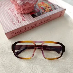 Primer plano detallado de monturas de gafas con doble puente y elegante degradado.