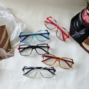 Stilvolle farbblockierende Blaulichtschutz-Brillengestelle für Damen, modische optische Brillen.