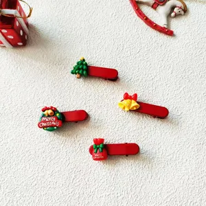 Set pinces à cheveux Noël, vue détaillée arbre résine couronne cloches sac cadeau clips rouges.