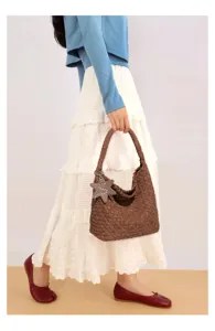 Bruine gewoven schoudertas voor dames, retro casual emmertas met sterhangornament detail.