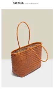 Vista dettagliata di una elegante borsa tote in pelle intrecciata marrone, capienza.