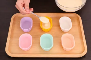 Set di mini stampi da forno in silicone per cupcake, muffin e piccoli dolci fatti in casa.