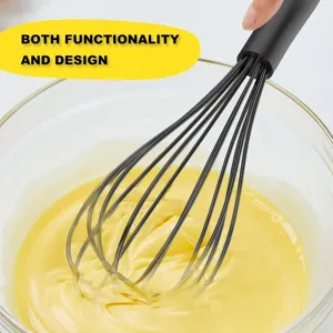 Batidor de silicona mezclando masa amarilla en bol de vidrio, ideal para repostería casera.