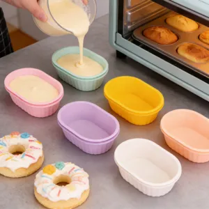 Dettaglio stampo da forno in silicone ovale colorato, mini tazza per torta al formaggio.