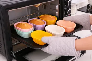 Dettaglio di stampi da forno in silicone colorati, mini tazze per muffin e cheesecake.