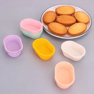 Set di mini stampi da forno in silicone colorato per muffin, cupcake e dolcetti.
