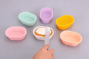 Vista dettagliata di stampi da forno in silicone ovali colorati con scena di crema.