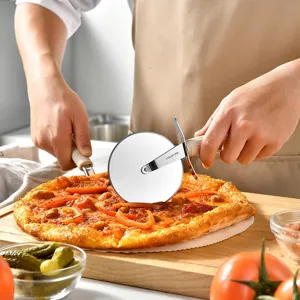 Tagliapizza in acciaio inossidabile con manico ergonomico per tagliare facilmente pizza e impasto.