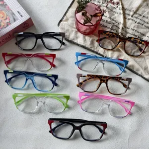 Modische Blaulichtfilter quadratische Brille mit bunten Farbblock Designs Detailansicht.