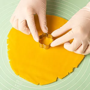 Vue detaillee d'emporte-piece a biscuits en acier inoxydable, ideal pour la patisserie DIY.