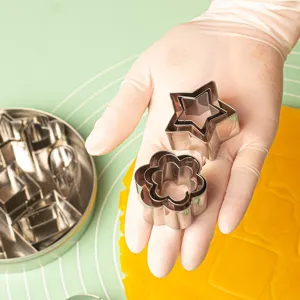 Détail du set d'emporte-pièces en acier inoxydable avec des formes d'étoiles et de fleurs.