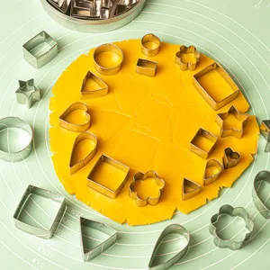 Set d'emporte-pièces en acier inoxydable, diverses formes pour pâtisserie et biscuits DIY.