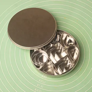 Vue détaillée du set d'emporte-pièces en inox, diverses formes de pâtisserie en boîte.