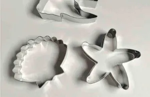 Vista dettagliata dei perfetti tagliabiscotti marini in acciaio inossidabile per dolci.