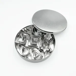 Détail de l'ensemble d'emporte-pièces en acier inoxydable avec formes variées et boite.