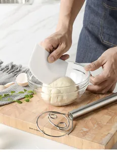 Batidor de masa danés de acero inoxidable con mango tubular y rascador de plástico.