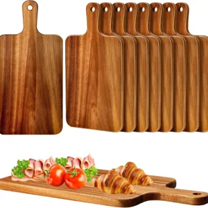 Massivholz Schneidebrett Set mit Griff und Aufhaengung fuer Kueche und Praesentation.