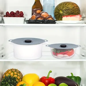 Detalle de tapas de silicona en recipientes dentro del refrigerador para conservar alimentos.