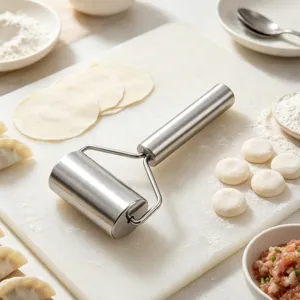 Edelstahl Nudelholz Detailansicht mit Metallrolle für einfache Teigzubereitung beim Backen.