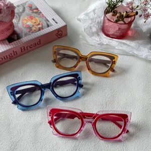 Eleganti occhiali da vista cat-eye color-block per donna e uomo, con filtro luce blu.