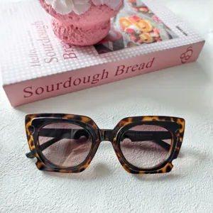 Occhiali da vista tartarugati cat-eye alla moda per donna e uomo, dettaglio da passerella.
