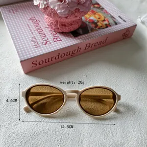 Retro ovale Sonnenbrille mit braunen Gläsern und leichtem beige Gestell für den Alltag.