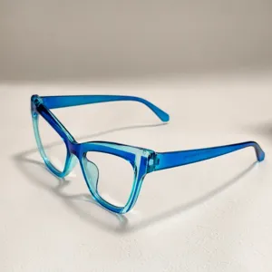 Vista detallada de montura de gafas ojo de gato azul, elegante diseño de acetato.