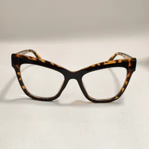 Vista detallada gafas de gato vintage carey, montura estrecha de moda para mujeres.