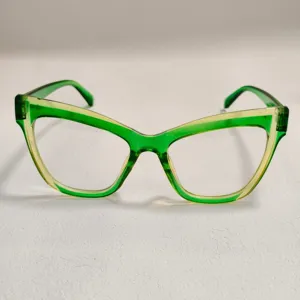 Primer plano detallado de una montura de gafas de ojo de gato verde, accesorio de moda.