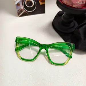 Vista detallada de monturas de gafas de ojo de gato transparentes verdes de moda.