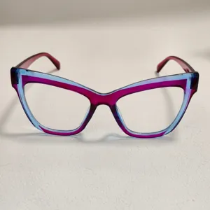 Vista detallada de gafas de ojo de gato modernas con monturas azules y moradas.