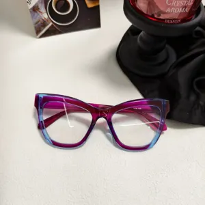 Montura de gafas de ojo de gato morado degradado, óptica elegante para mujer detalle.