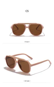 Vue détaillée de élégantes lunettes de soleil à monture rose avec des verres marron.