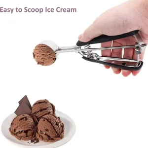 Cucchiaio per gelato in acciaio inossidabile con rilascio a scatto e manico ergonomico.