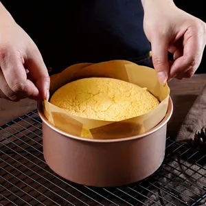 Gros plan de papier cuisson dans un moule à gâteau sur grille, surface antiadhésive.