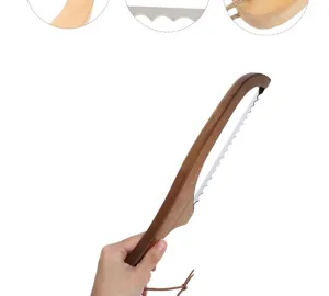 Couteau à pain en bois avec lame dentelée et manche en acacia pour trancher toast et baguette.