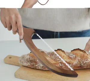 Vue détaillée du couteau à pain incurvé en bois d'acacia, idéal pour couper baguettes et toasts.