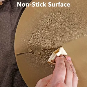Gros plan détaillé de la feuille de cuisson anti-adhésive brune avec texture hydrofuge.