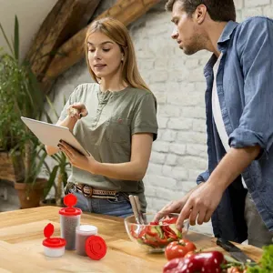 Set de saupoudreuses à épices en plastique avec couvercles rouges pour la cuisine.