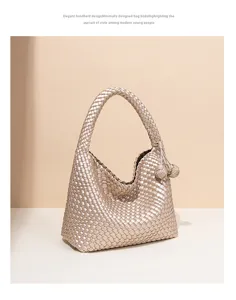 Handgemaakte geweven tas van kunstleder, elegante schoudertas met een stijlvolle knoop.